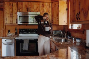 Fridge, microwave, oven, stovetop - Littlefoot Lookout - big views, little cabin w/ spa! (Gold Bar)