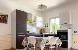 Fridge, stovetop, coffee/tea maker, cookware/dishes/utensils - 2 bedroom cozy home in Santa Croce Camerina (Santa Croce Camerina)