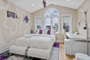 5 bedrooms, desk, iron/ironing board, free WiFi - Multi-Story Luxury Home + Private Backyard (Mississauga)