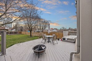 Outdoor dining - Multi-Story Luxury Home + Private Backyard (Mississauga)