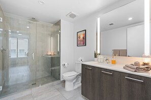 Dusche, Haartrockner, Handtücher, Seife