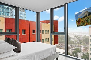 2 bedrooms, iron/ironing board, WiFi, bed sheets - Private 2bed/2bath, Sun-Filled Modern Condo in the Heart of Downtown Miami (Miami)