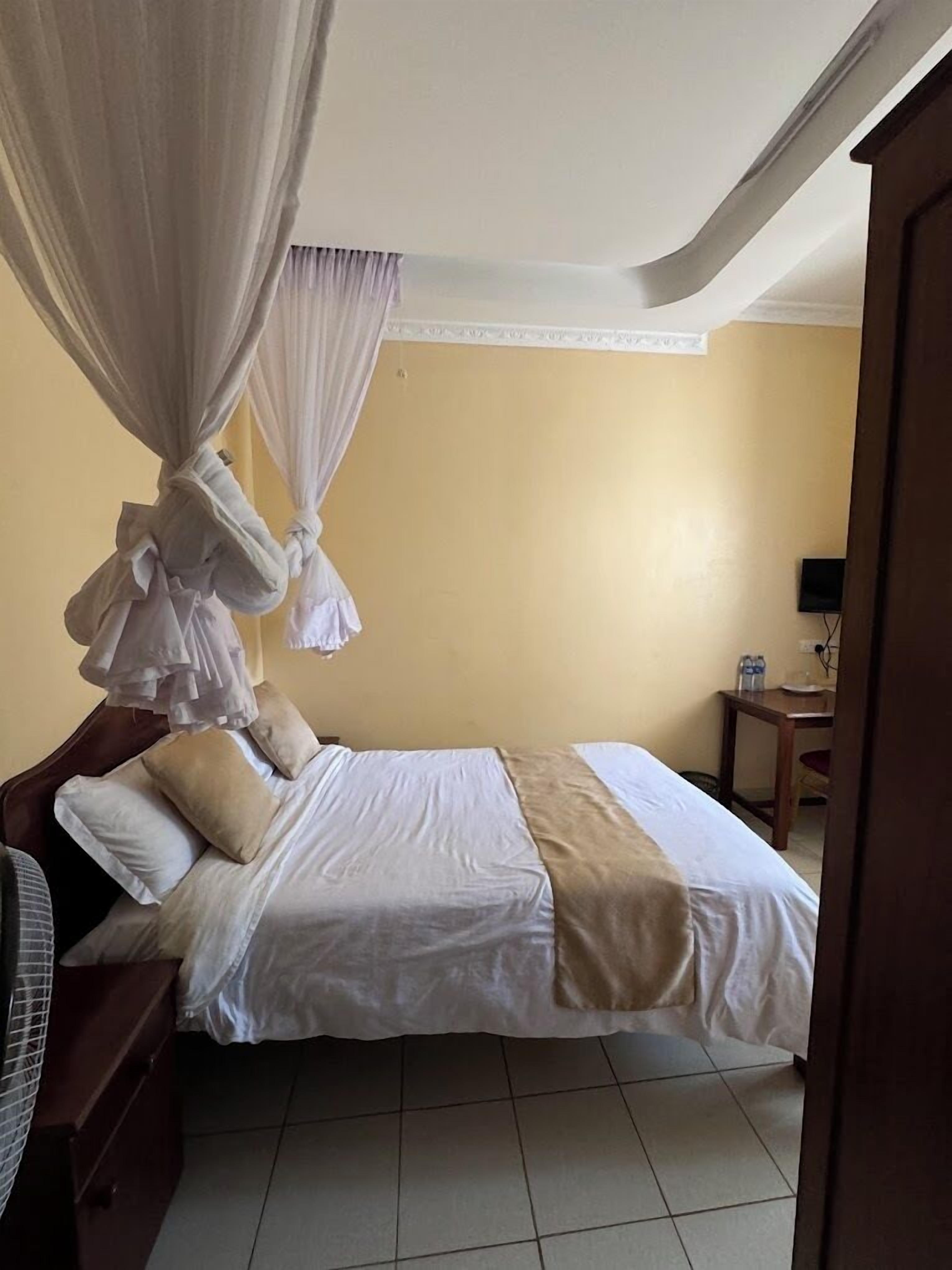 Standard Double Room | Free WiFi, bed sheets