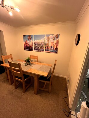 Dormitorio compartido, 1 habitación | Comedor