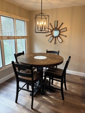 Dining - Cozy 1-Bedroom Villa on Kiawah Island adjacent to Roy Barth Tennis Center (Kiawah Island)