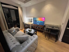 Living area - Luxury Apartment in the Exclusive The City Island (London)