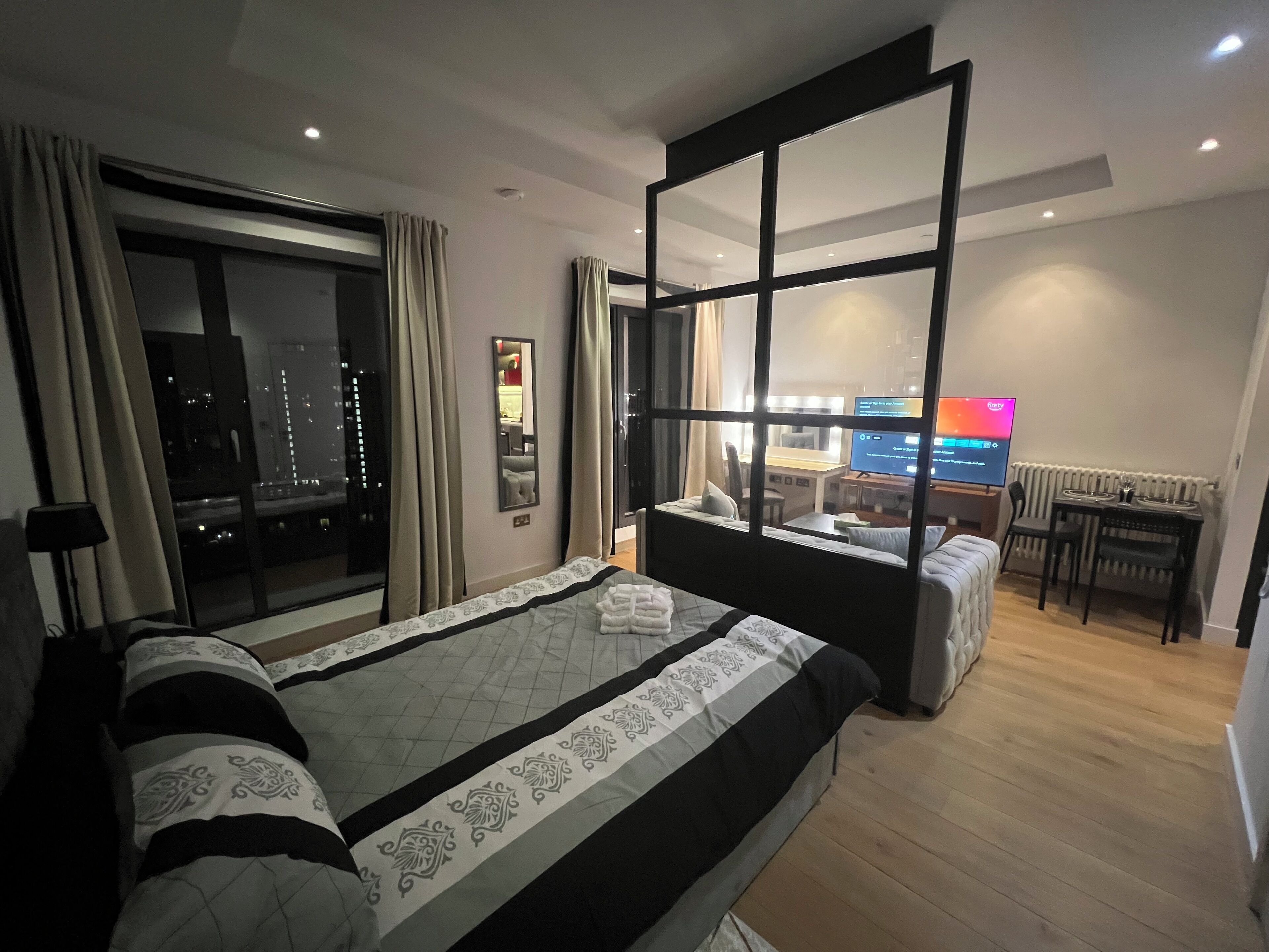 Tabla de planchar con plancha, wifi y ropa de cama 