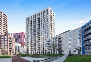 Exterior - Luxury Apartment in the Exclusive The City Island (London)