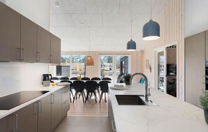 Fridge, microwave, oven, stovetop - Cozy home in Rødby with sauna (Rødby)