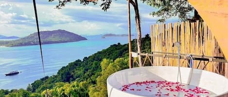 Outdoor spa tub