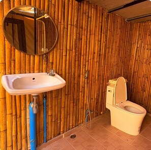 Separate tub and shower, soap, shampoo, toilet paper - Sireha Cafe Resort and Glamping (Ratsada)