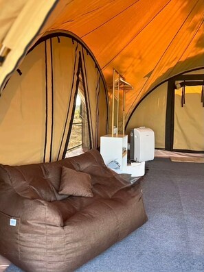 Deluxe Tent, 1 King Bed, Lanai, Sea View | Interior - Sireha Cafe Resort and Glamping (Ratsada)