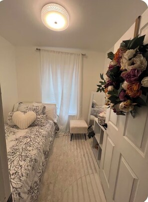 Iron/ironing board, Internet, bed sheets