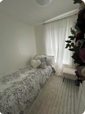 Iron/ironing board, Internet, bed sheets