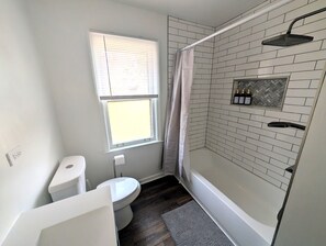 Haartrockner, Handtücher, Seife, Toilettenpapier