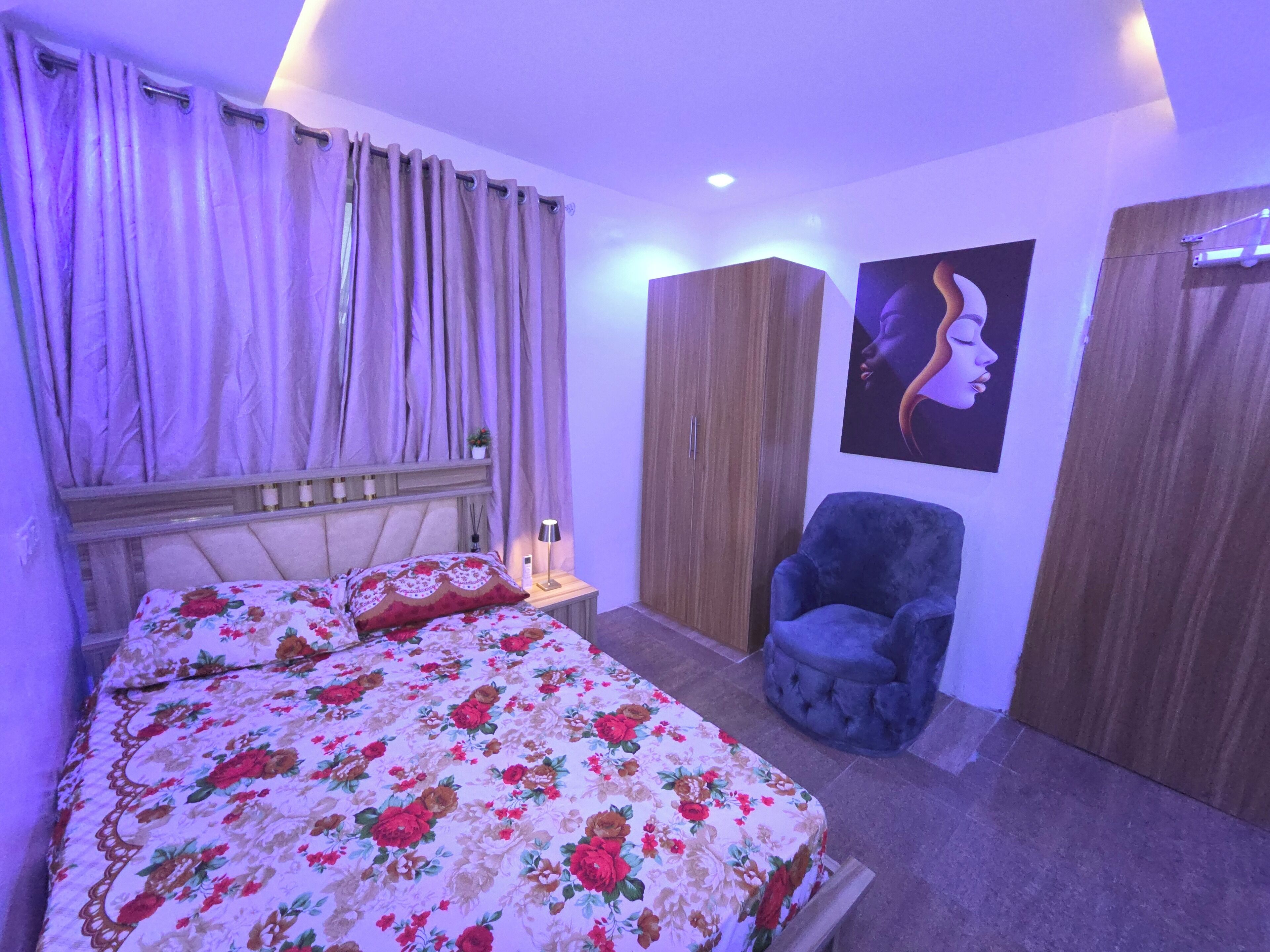 2 عدّة غرف نوم ومكواة/لوح كي وواي فاي وملاءات أسرّة