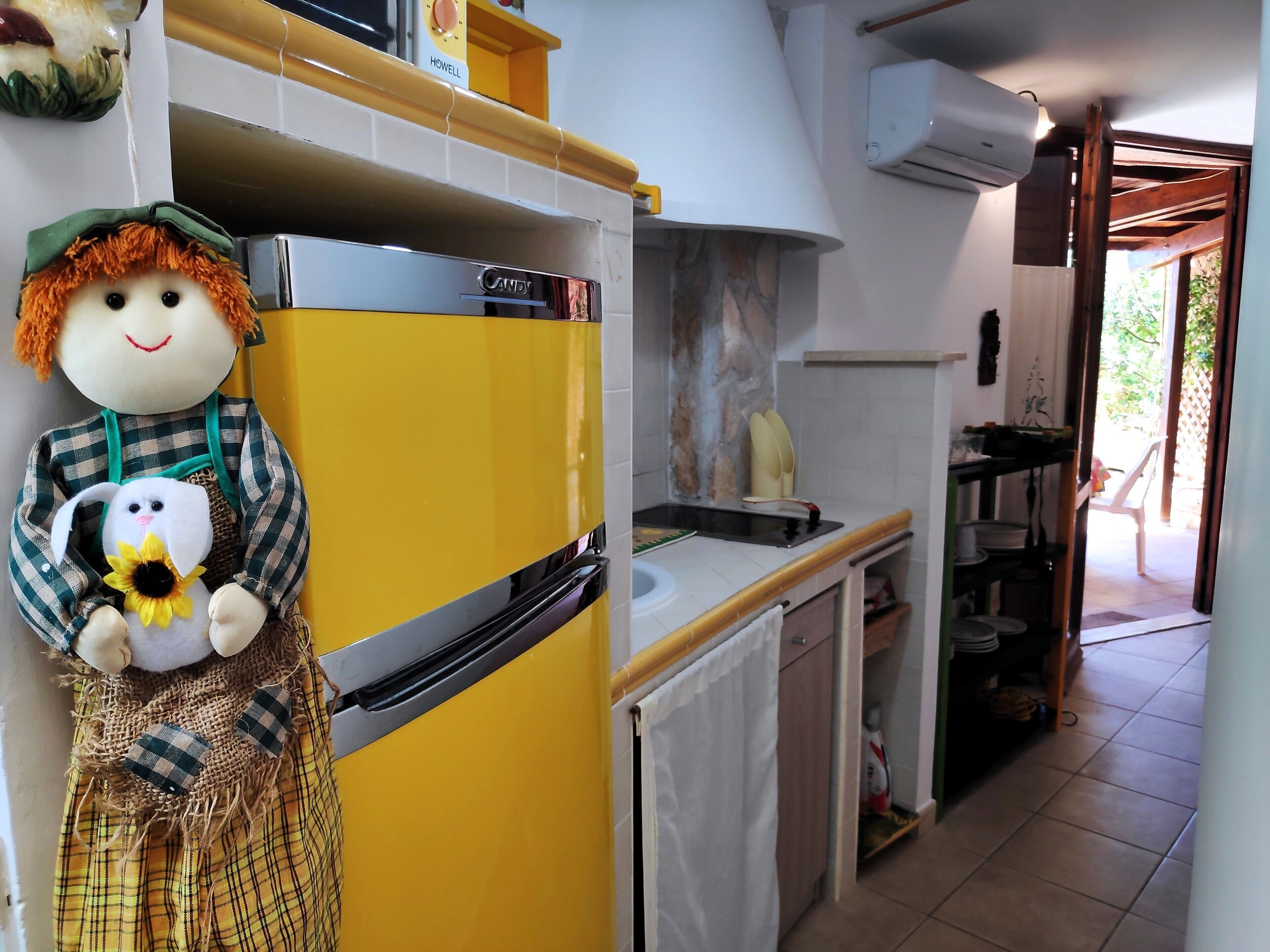 Kühlschrank, Kochgeschirr/Geschirr/Besteck, Esstisch
