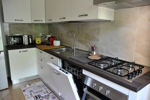 雪櫃、微波爐、焗爐、洗碗機