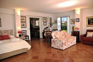 Fer et planche à repasser, lit parapluie, Wi-Fi gratuit, draps fournis