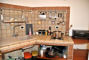 冷蔵庫、コーヒー / ティーメーカー、調理器具と食器、ダイニングテーブル