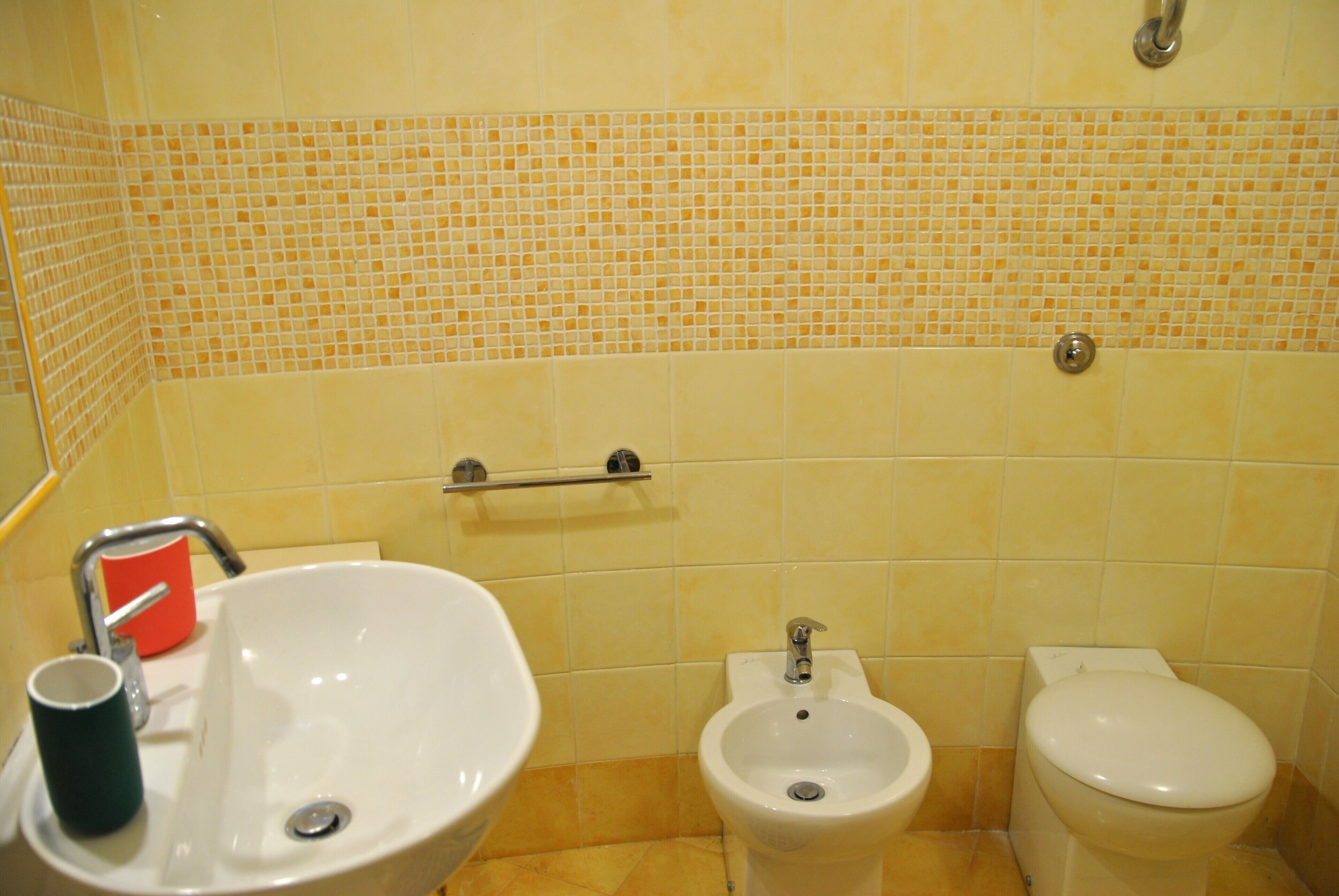 Ein Badezimmer mit Waschbecken, Bidet und Toilette.