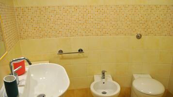 Ein Badezimmer mit Waschbecken, Bidet und Toilette.