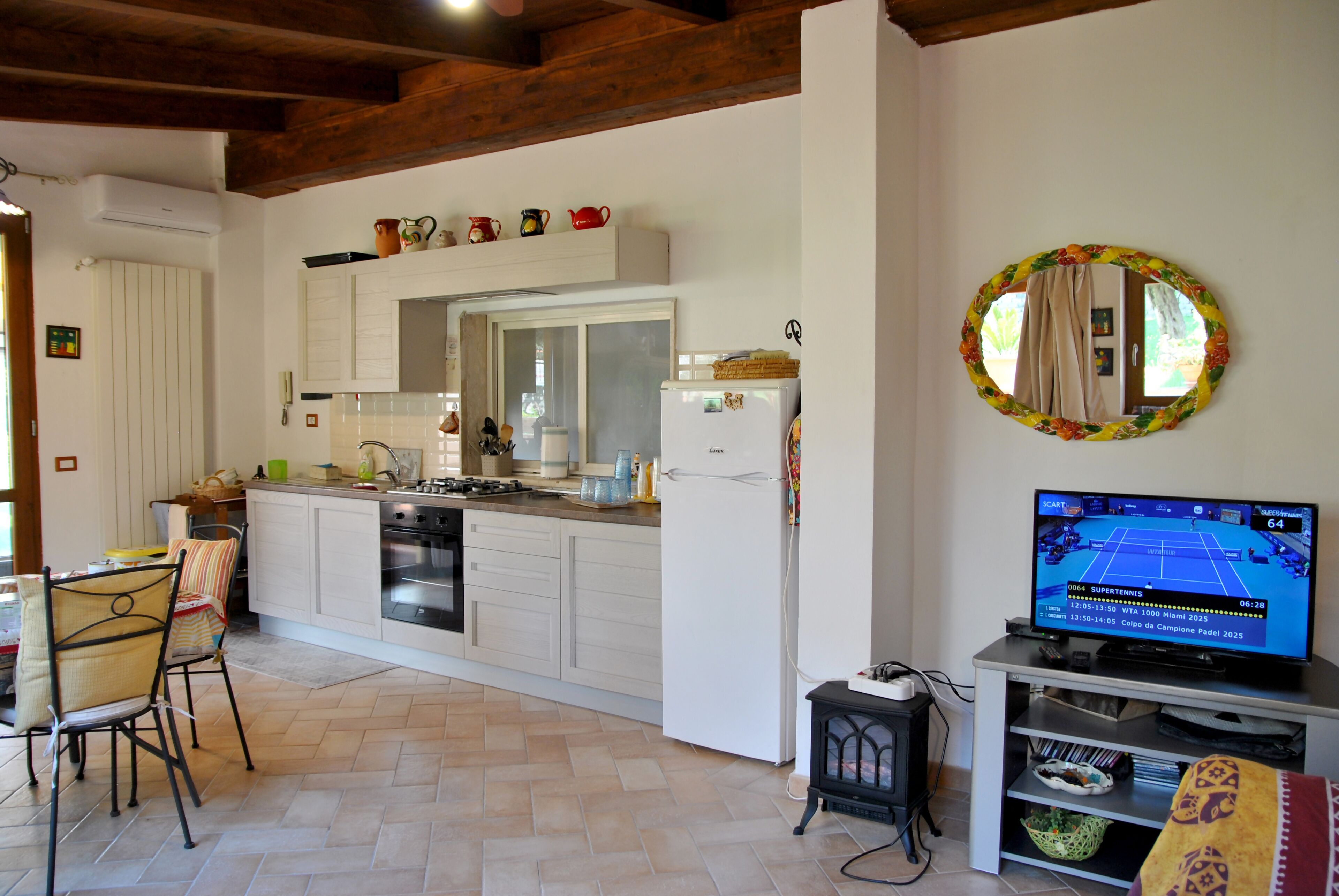 Frigorifero, forno, piano cottura, pentole/stoviglie/utensili