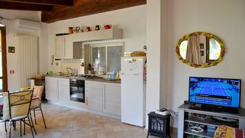 Frigorifero, forno, piano cottura, pentole/stoviglie/utensili