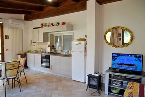 Fridge, oven, stovetop, cookware/dishes/utensils - Marta's little pretty nest (Formia)