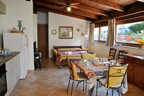 Silitysrauta/-lauta, ilmainen Wi-Fi, vuodevaatteet