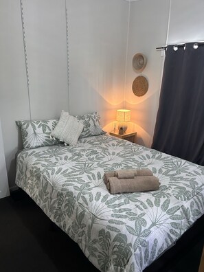 Silitysrauta/-lauta, Wi-Fi, vuodevaatteet