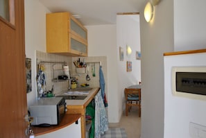 Fridge, coffee/tea maker, cookware/dishes/utensils, dining tables - Casa Simon Nature and Sea (Sperlonga)