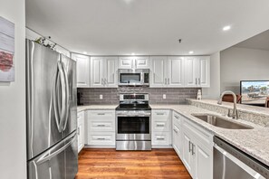 Fridge, microwave, oven, stovetop - Bayside Endless Summer | Walk to Siesta Key Beach, Community Pool, & Tennis Court (Siesta Key)