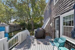 Terrace/patio - Whole beach cottage short walk from Nubble Light, 15 min stroll to local beaches (York)