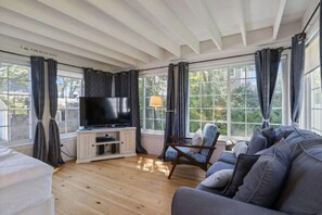 TV - Whole beach cottage short walk from Nubble Light, 15 min stroll to local beaches (York)