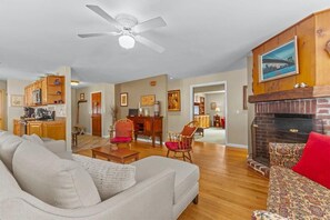 TV, fireplace, books - The Flower Farm House - Timeless Stowe Retreat (Stowe)