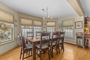 Dining - The Flower Farm House - Timeless Stowe Retreat (Stowe)