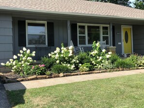 Exterior - Beautiful Newly Renovated 4BR/3BA- Home Base for World Cup! (Roeland Park)