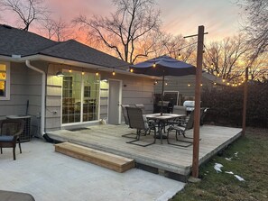 Outdoor dining - Beautiful Newly Renovated 4BR/3BA- Home Base for World Cup! (Roeland Park)