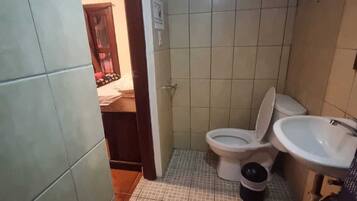 Basic Twin Room | Bathroom
