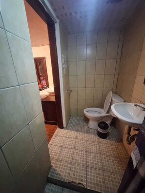 Basic Twin Room | Bathroom - Hotel Ciudad de los sueños (Antigua Guatemala)