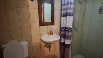Basic Twin Room | Bathroom