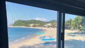 A beach view with boats and a clear sky. - Playa Blanca Beach Resort & Dive Centre (Puerto Galera)