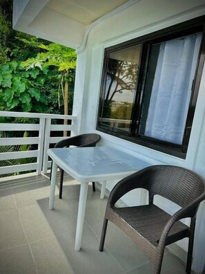 Terrace/patio - Playa Blanca Beach Resort & Dive Centre (Puerto Galera)