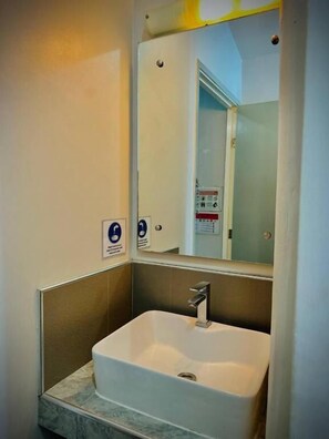 ห้องดีลักซ์ดับเบิล, เตียงควีนไซส์ 1 เตียง, เครื่องปรับอากาศ, วิวทะเล | ห้องน้ำ