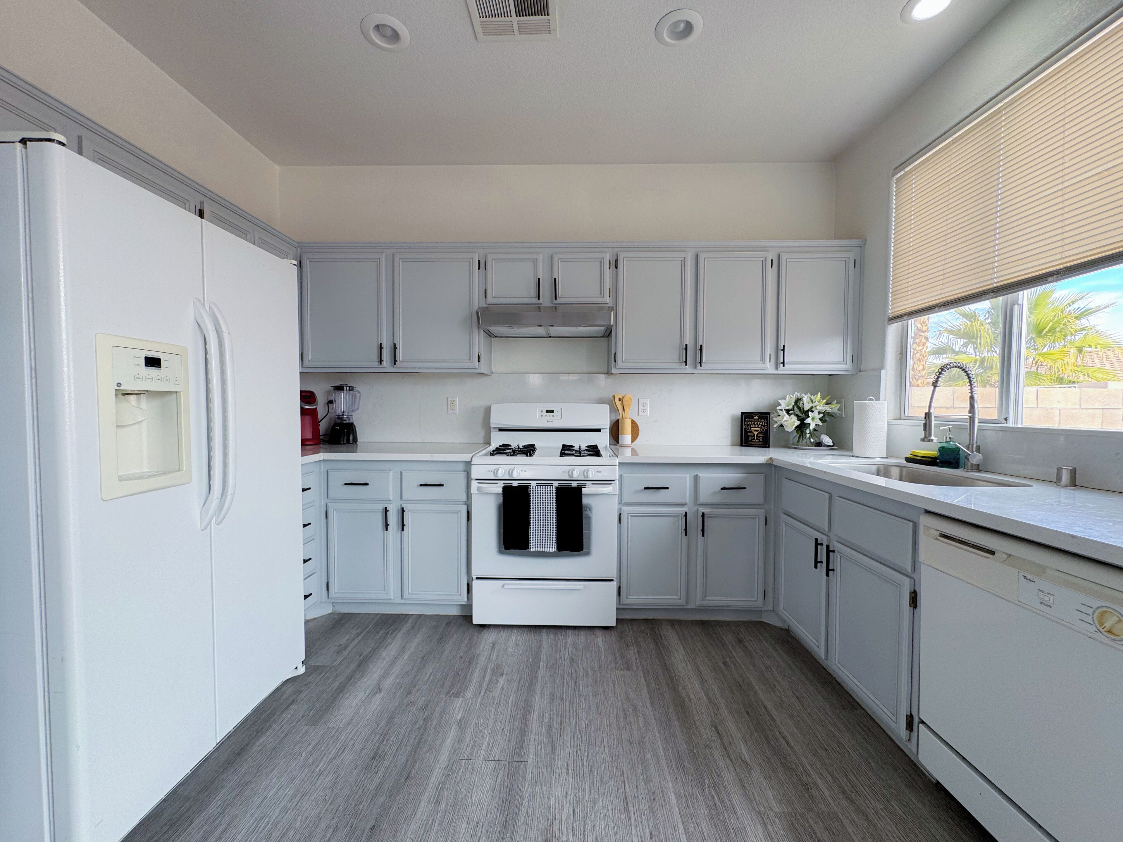 Mikrobølgeovn, ovn, kokeplater og oppvaskmaskin