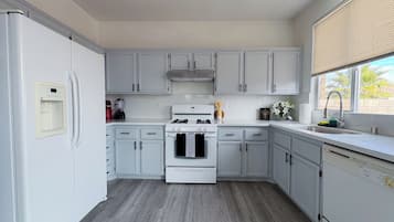 Mikrobølgeovn, ovn, kokeplater og oppvaskmaskin