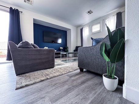 Vegas 3BR Fam Retreat Near Strip Work Ready Wi-Fi
