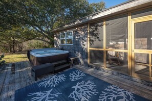 Outdoor spa tub - Barefoot Bungalow Buxton: Hot Tub, Screened Porch, Outdoor Fun & Beach Nearby (Buxton)