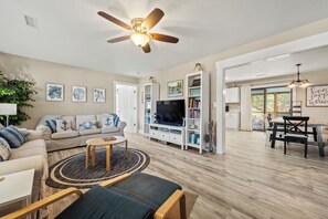 Smart TV, books - Barefoot Bungalow Buxton: Hot Tub, Screened Porch, Outdoor Fun & Beach Nearby (Buxton)